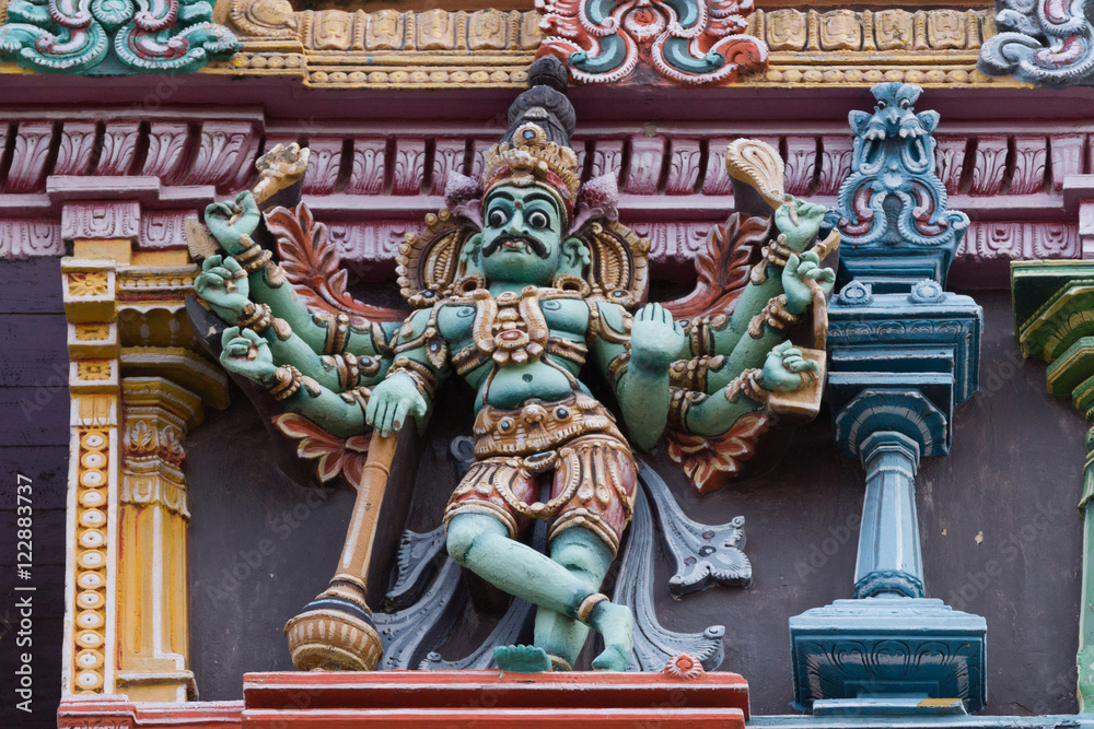 Obraz premium Madurai, India - October 19, 2013: Closeup of eight-armed Dwarapalaka on the facade of the North Gopuram at Meenakshi Temple.