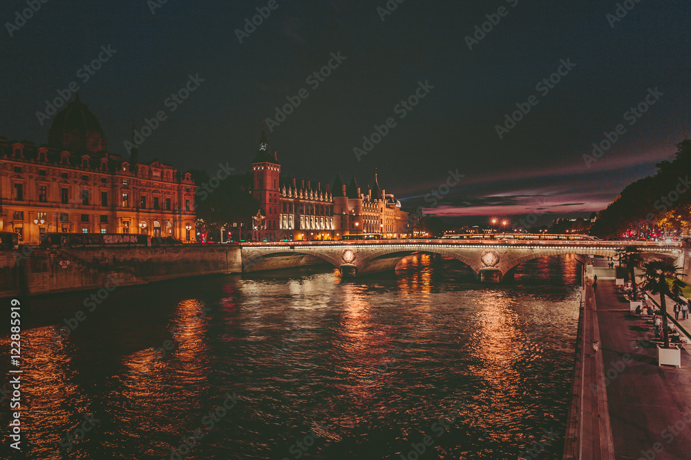 Obraz premium Street on the waterfront of Paris by night in summer