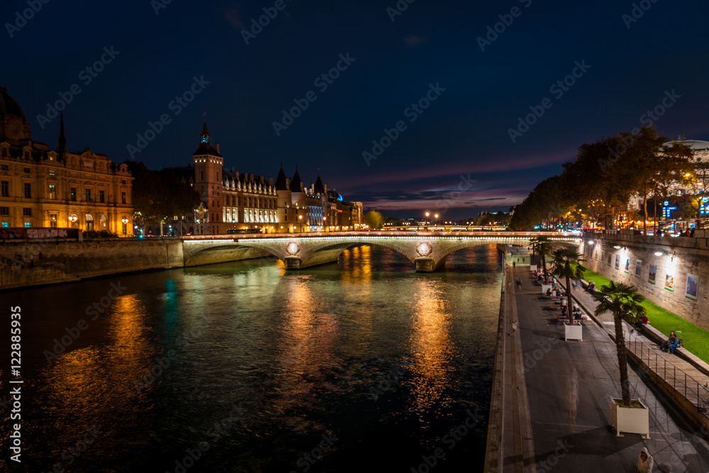 Obraz premium Street on the waterfront of Paris by night in summer