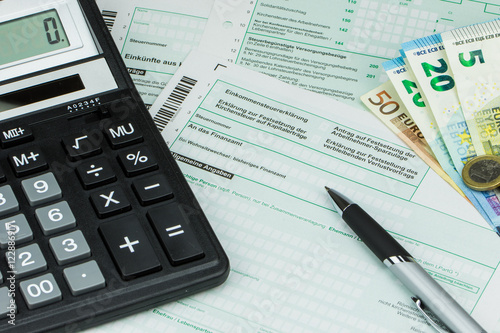Steuer Formular mit Taschenrechner Kugelschreiber und Geld