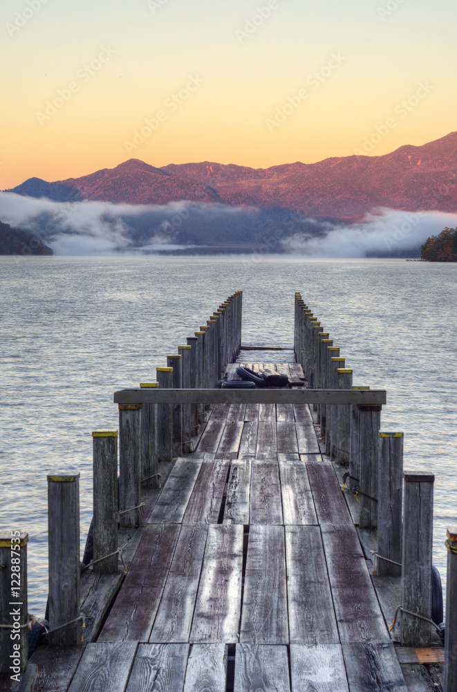 Obraz premium pier on the lake in the morning
