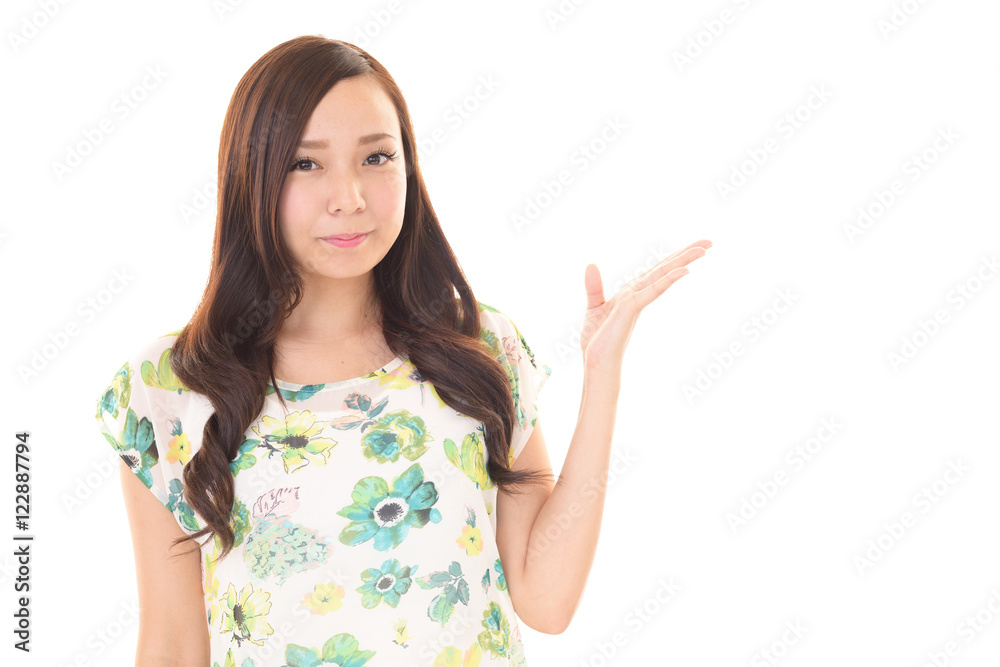 案内する笑顔の女性