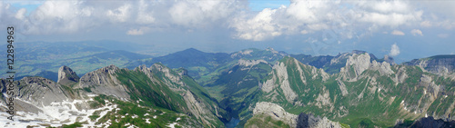 Bergwelt in der Schweiz  Blick vom S  ntis auf das Alpstein-Massiv mit dem Seealpsee im Appenzellerland  steile Felsen und Schneefelder  Panorama
