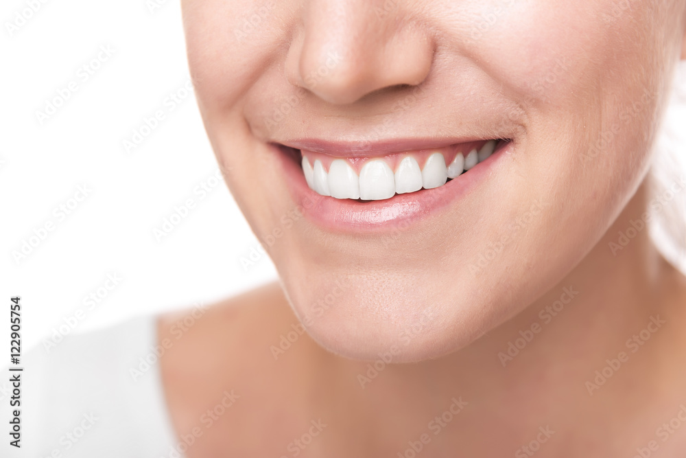 Obraz premium Uśmiech z białymi, zdrowymi zębami.