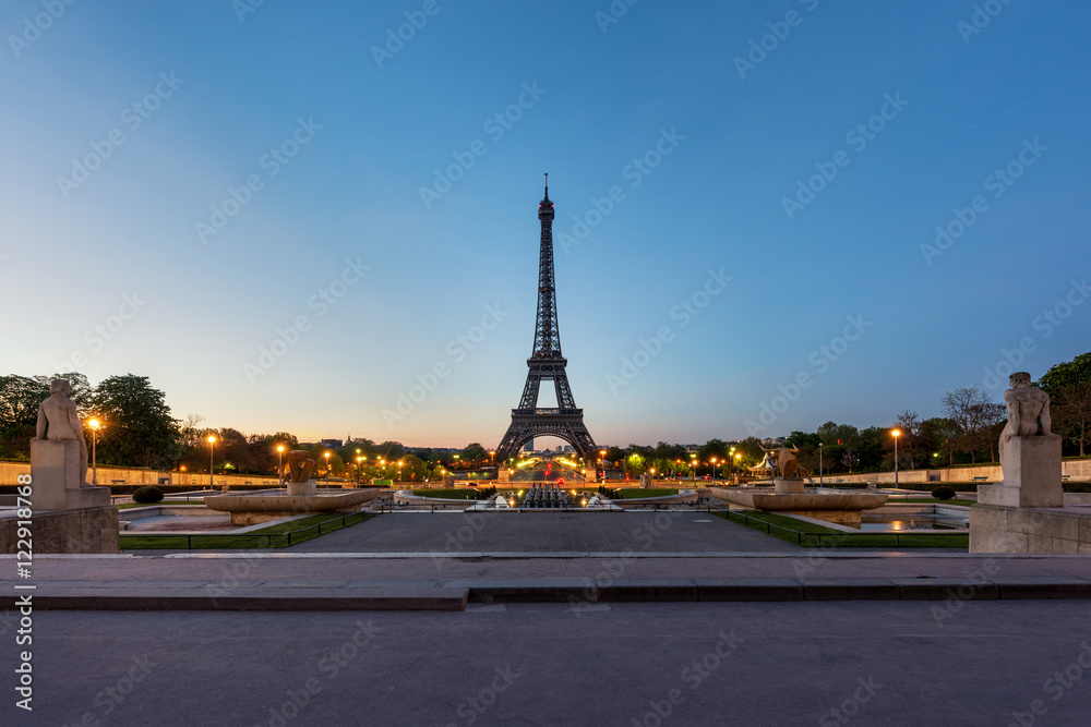 Fototapeta premium Sunrise in Eiffel Tower in Paris, France. 