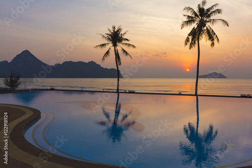 Canvastavla The reflection of the beautiful sky in the pool at sunset and th