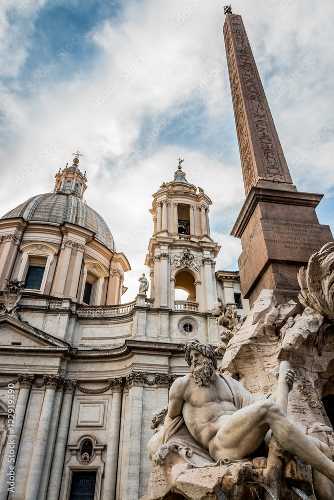 L'église Sainte-Agnès et la fontaine des quatre-fleuves sur la place Navone à Rome