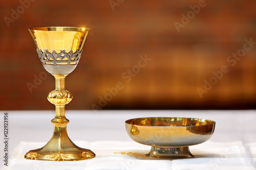 Obraz na płótnie Golden chalice on the altar during the mass