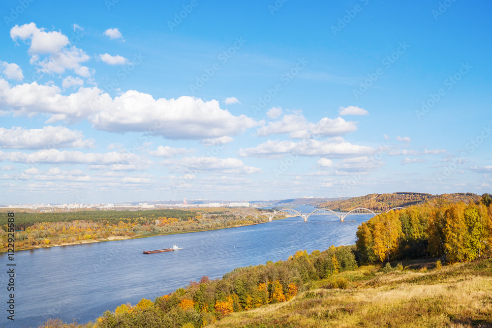 Нижегородская область. Осенний вид на реку Ока и железнодорожный мост