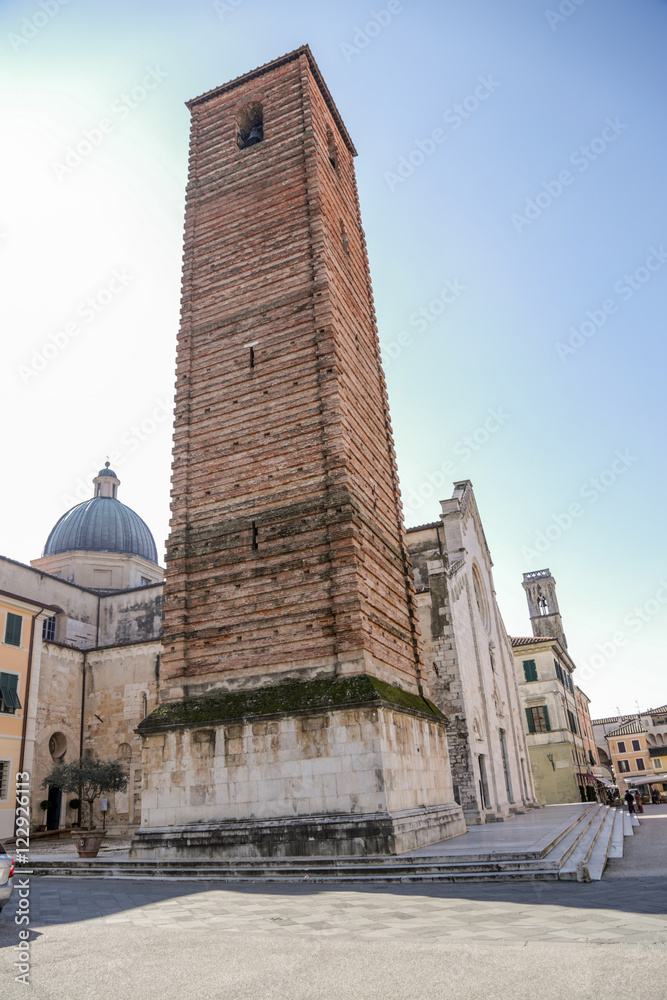 Obraz premium Stadtansicht, Stadtansichten, Städtereisen, Italien, Toscana, Versilia, Pietrasanta, Architektur, Gebäude, Fassaden, Fenster, Türen, Altstadt, Gebäudeteile