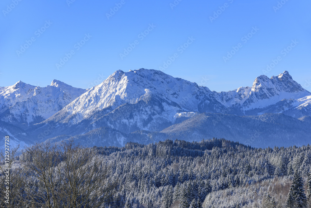 verschneite Gipfel in den Allgäuer Bergen