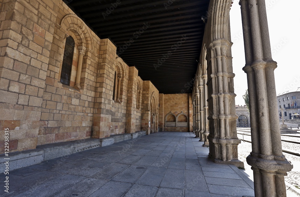 Exterior de La basílica de los Santos Hermanos Mártires, Vicente, Sabina y Cristeta,  San Vicente,  templo románico de Ávila, España