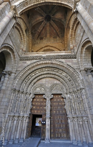 Portada occidental de La basílica de los Santos Hermanos Mártires, Vicente, Sabina y Cristeta, San Vicente, templo románico de Ávila, España