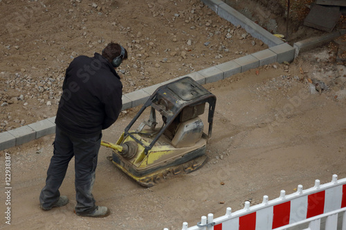 worker with a reversible vibratory plate