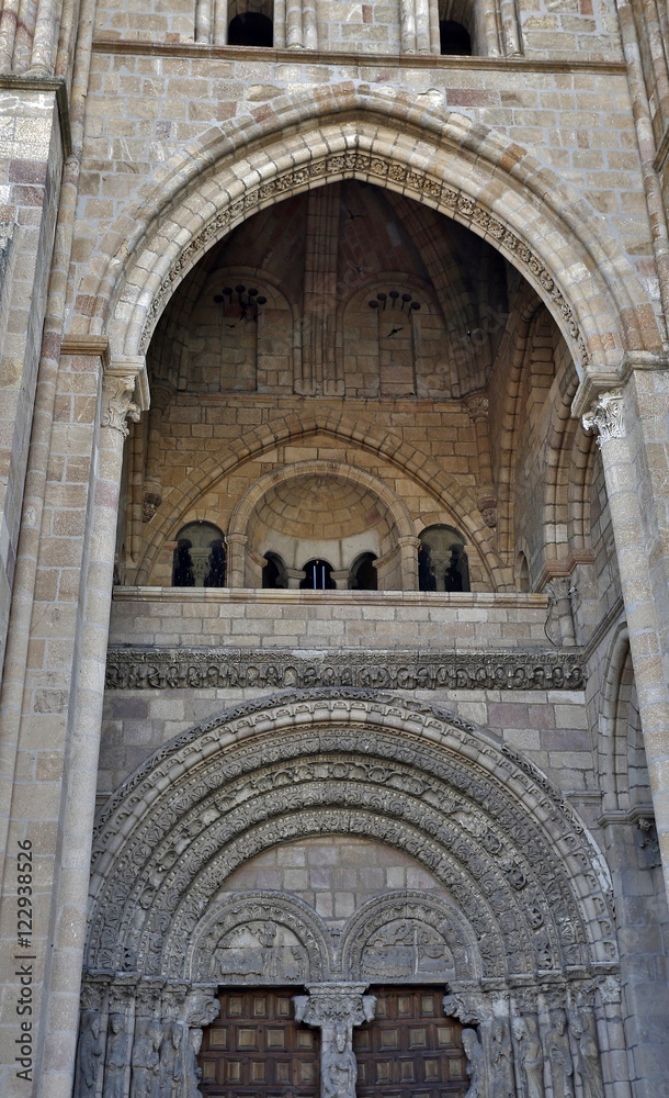 Portada occidental de La basílica de los Santos Hermanos Mártires, Vicente, Sabina y Cristeta,  San Vicente,  templo románico de Ávila, España