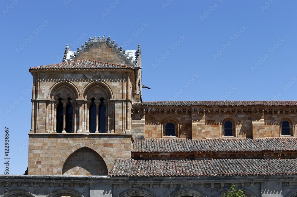 Fototapeta premium Exterior de La basílica de los Santos Hermanos Mártires, Vicente, Sabina y Cristeta, San Vicente, templo románico de Ávila, España