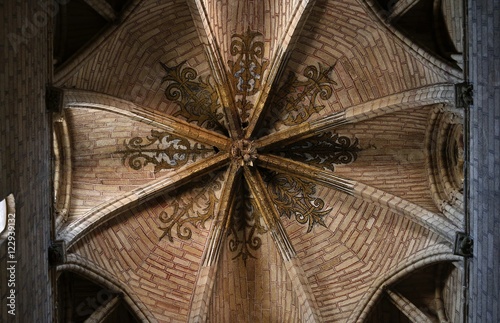  Interior de La basílica de los Santos Hermanos Mártires, Vicente, Sabina y Cristeta, San Vicente, templo románico de Ávila, España