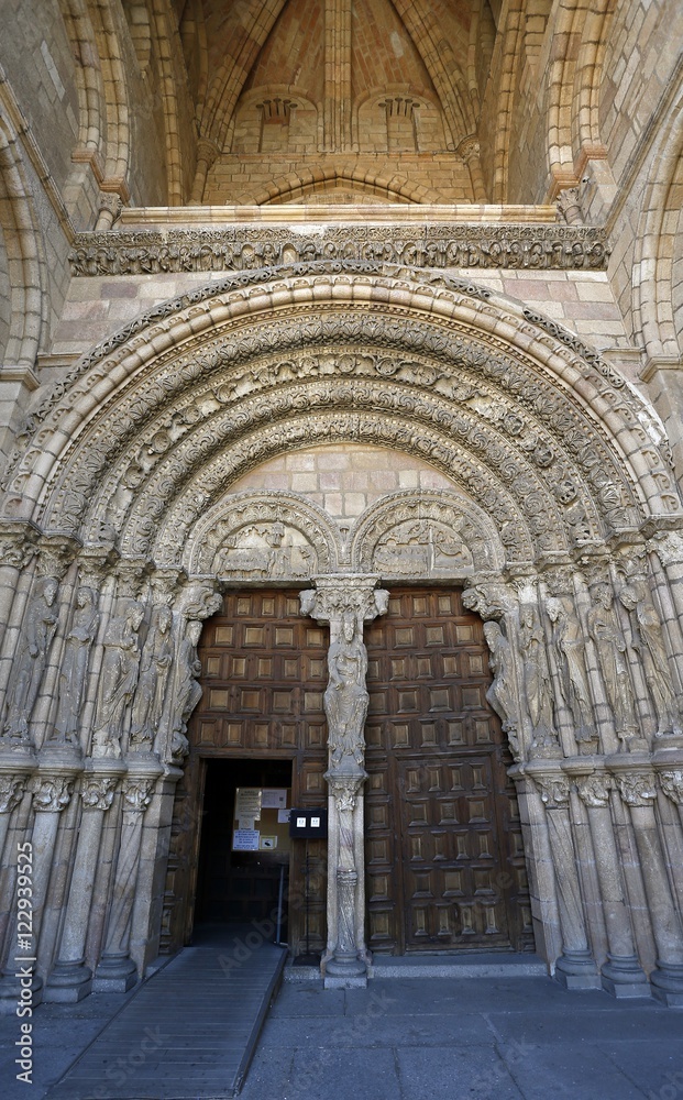 Portada occidental de La basílica de los Santos Hermanos Mártires, Vicente, Sabina y Cristeta,  San Vicente,  templo románico de Ávila, España