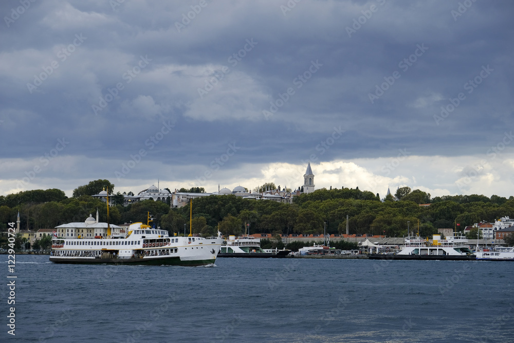 Fototapeta premium Topkapi Palace and Istanbul Ships in A Cloudy Day