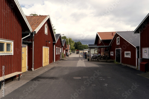 Fototapeta Naklejka Na Ścianę i Meble -  Holzhäuser am Hafen von Hjo in Schweden