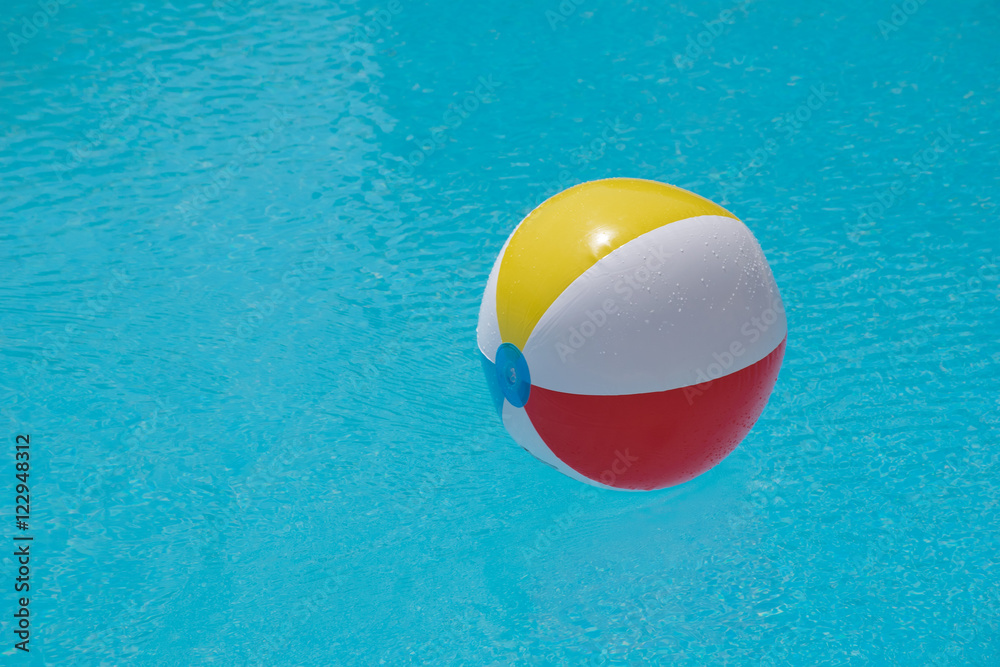 Wasserball im Pool 