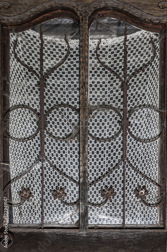 alte Fensterscheibe mit Gardine