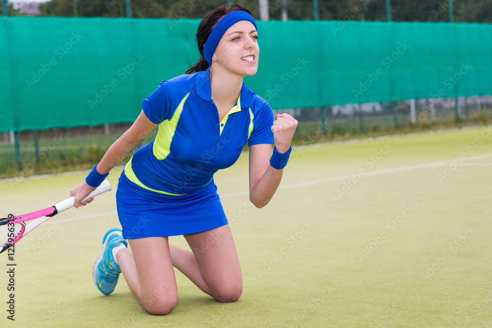 Obraz premium Female player fell on her knees and made a fist because of the w