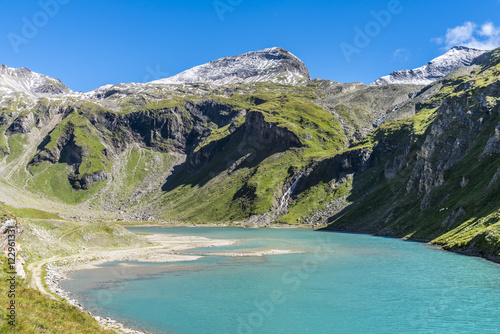 Türkiser Bergsee inmitten der Hochalpen von Österreich