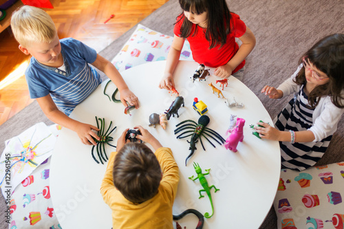 Εκτύπωση καμβά Fun play in kindergarten