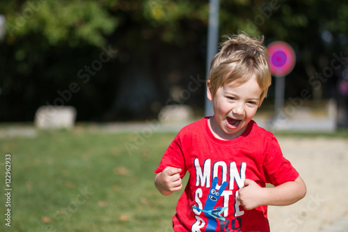 Wallpaper Mural Kind, Junge beim Spielen und Rennen Torontodigital.ca