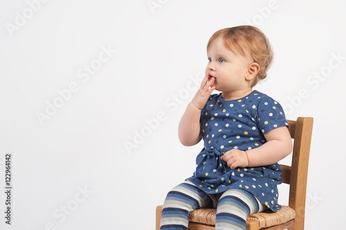 Kleinkind auf Kinderstuhl