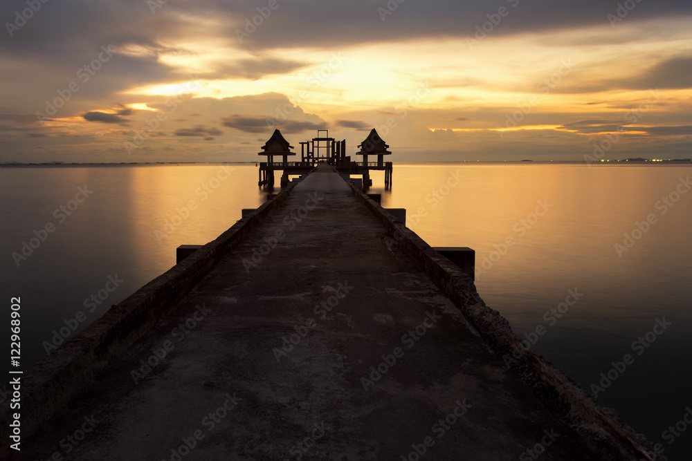 Obraz premium Landscape of Wooded bridge in the port between sunrise