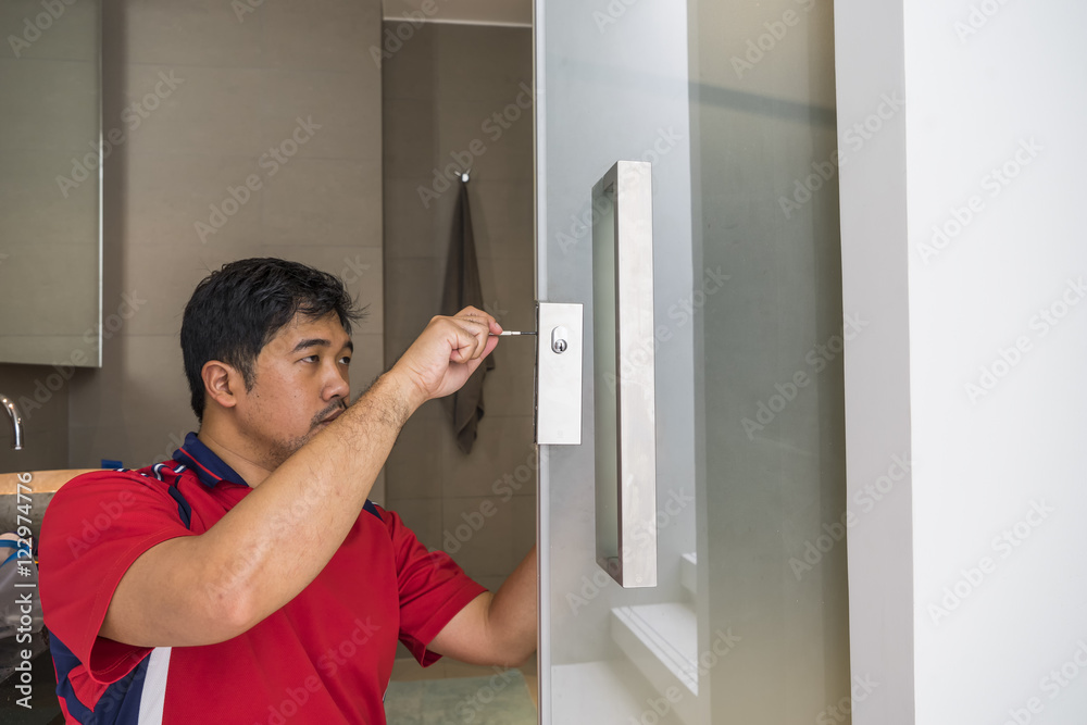 locksmith repair the lock on glass door