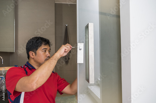 locksmith repair the lock on glass door