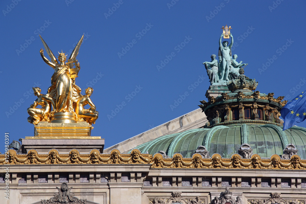 Statues sur les toits de l'opéra Garnier à Paris, France