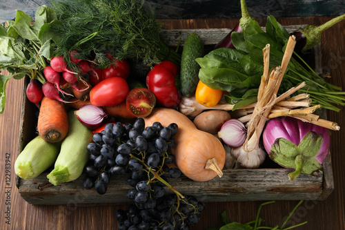 Valokuva Farm vegetables in wood crate