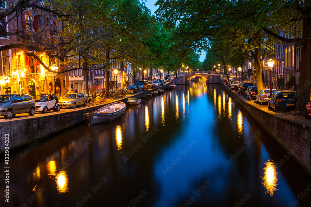 les canaux d'Amsterdam en nocturne
