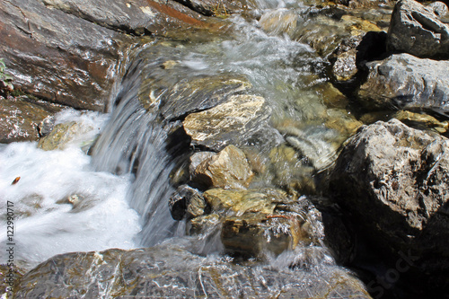 Río aguas limpias en cascada El Salto de Sallent de Gállego, Huesca (España)