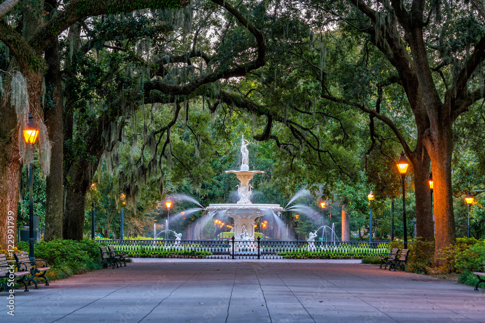 Naklejka premium Famous historic Forsyth Fountain in Savannah, Georgia