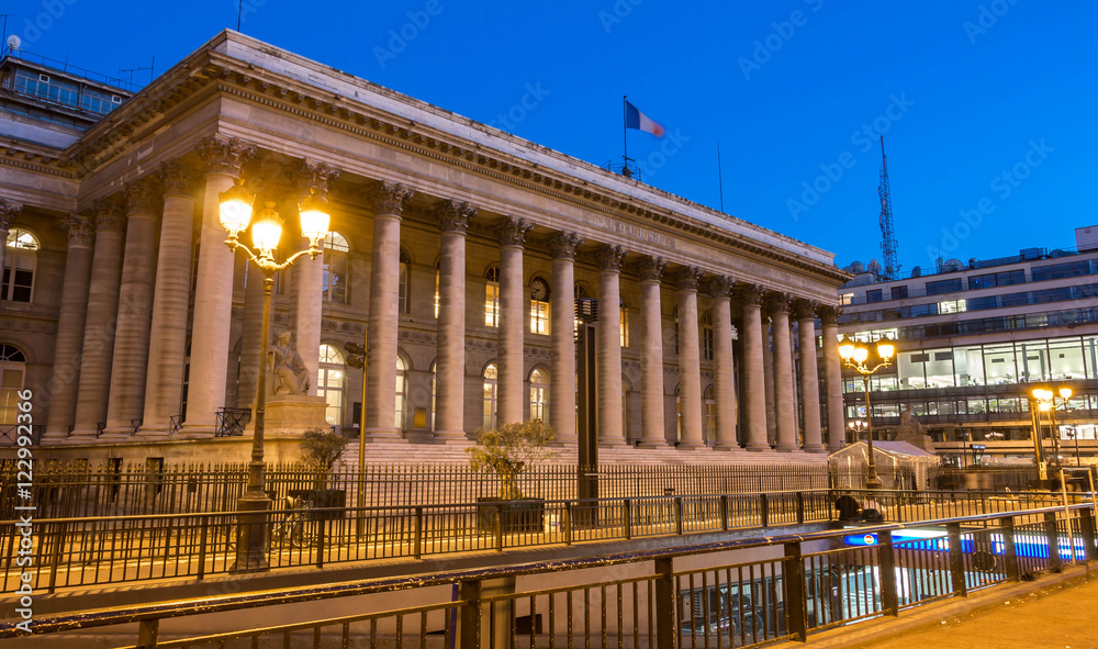 Obraz premium The Bourse of Paris-Brongniart palace at night, France.
