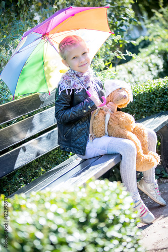 Mädchen mit teddybär 