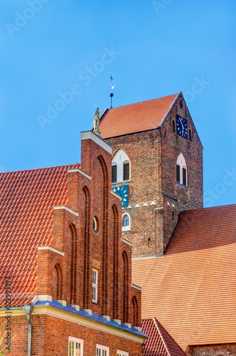 Evangelisch-lutherische Pfarrkirche St. Georgen in Parchim, Mecklenburg-Vorpommern in traditioneller roter Backstein-Architektur photo