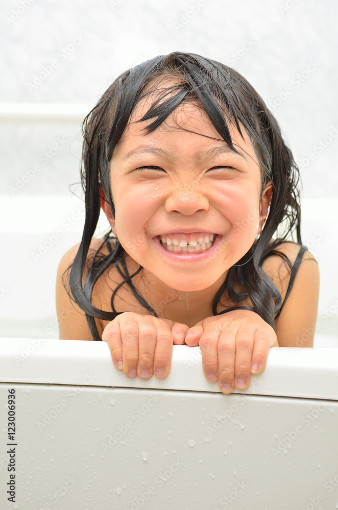 お風呂に入る女の子 Stock Photo Adobe Stock