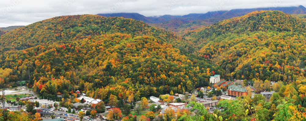 Obraz premium Gatlinburg and valley of smoky mountain in autumn
