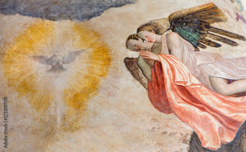 Tablou pe pânză BRESCIA, ITALY - MAY 21, 2016: The fresco of angels adorating of Holy Spirit in church Chiesa del Santissimo Corpo di Cristo by Paolo da Caylina il Vecchio (circa 1501)