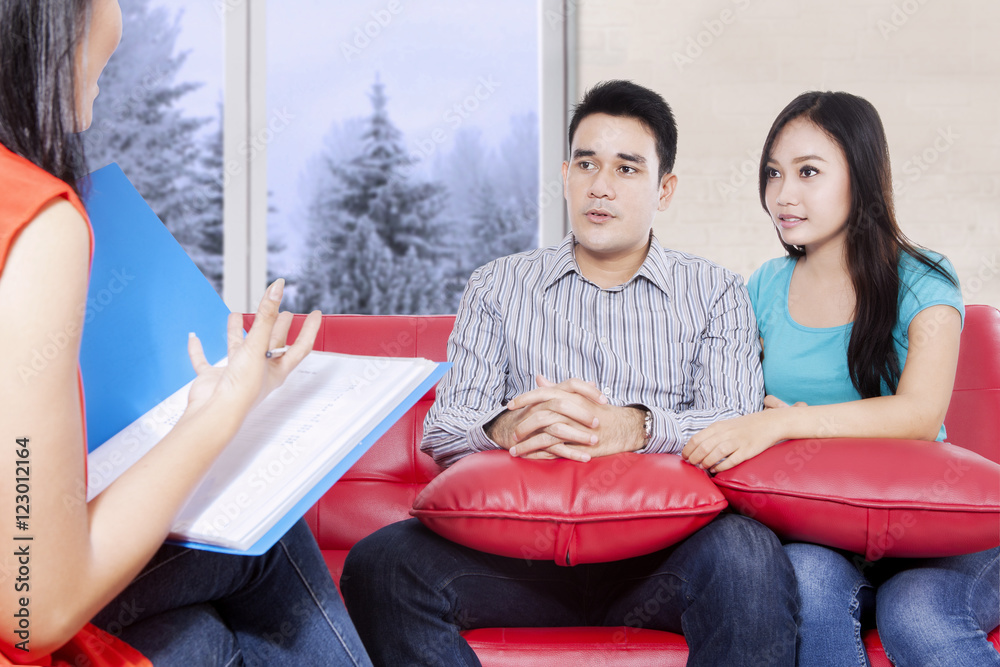 Φωτογραφία Young couple listened to the psychiatrist