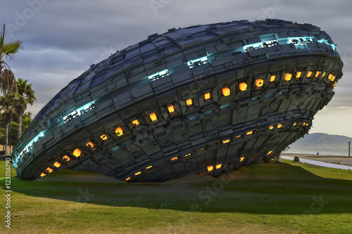 Fotografia Unidentified flying object. Futuristic spaceship.