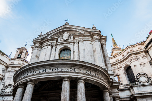 Une église dans les rues de rome