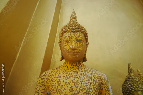 фотографія Buddha statues in Sangkhlaburi golden temple hall Western Thailand