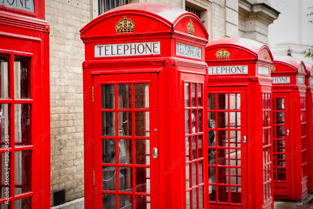 Nahaufnahme roter Telefonzellen in London Nahaufnahme roter Telefonzellen in London